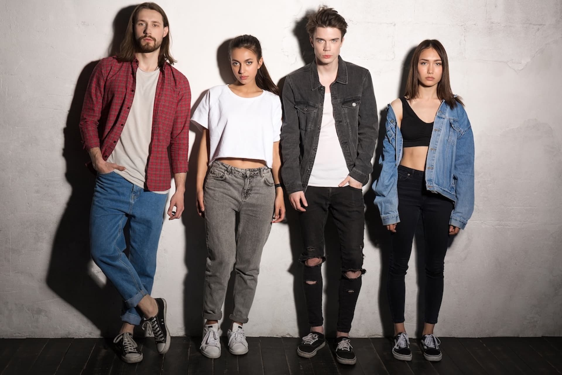 Poważni młodzi przyjaciele