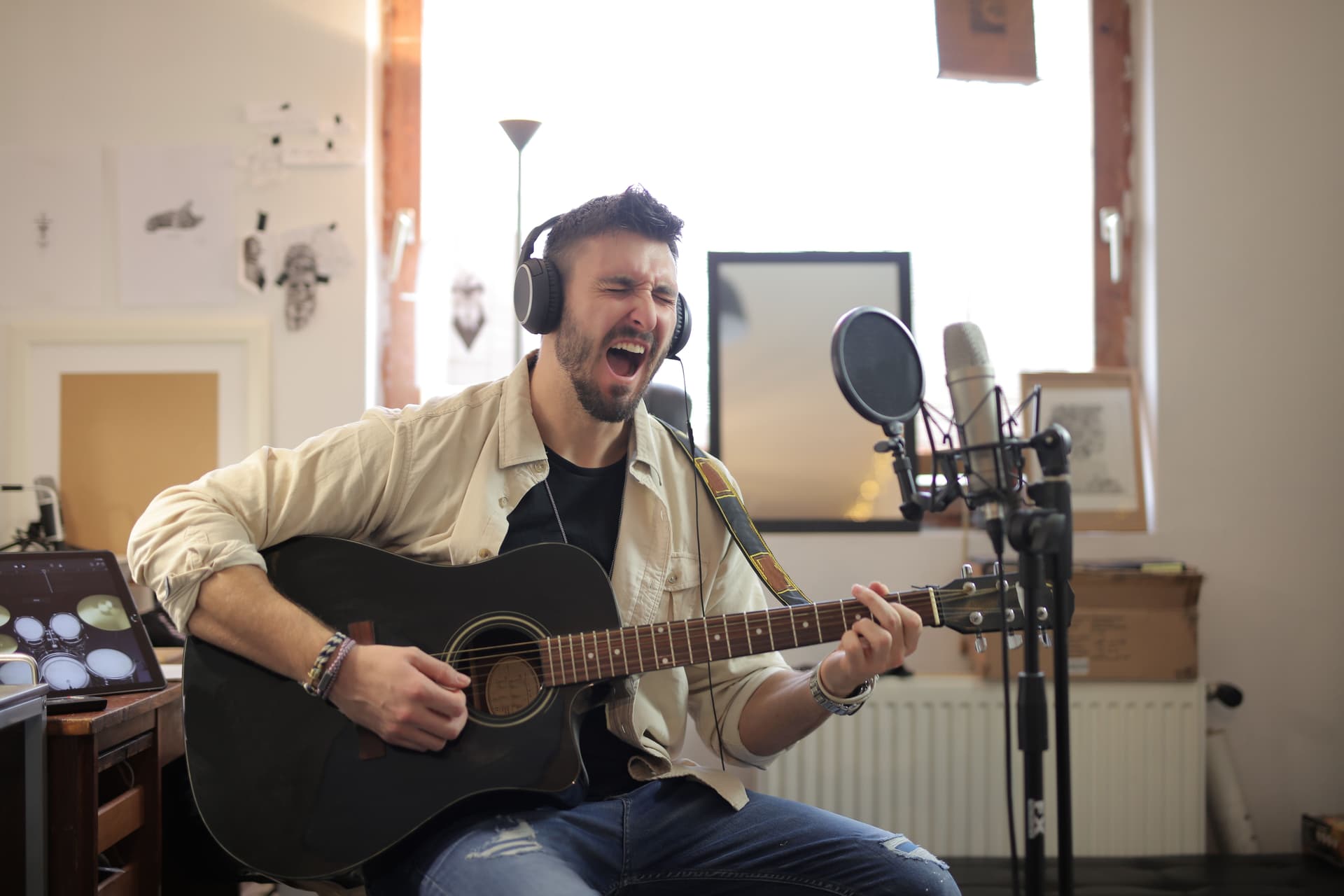 Czy rynek niezależnych artystów jeszcze istnieje? Konsolidacja i „indie-washing” w muzyce (2026)